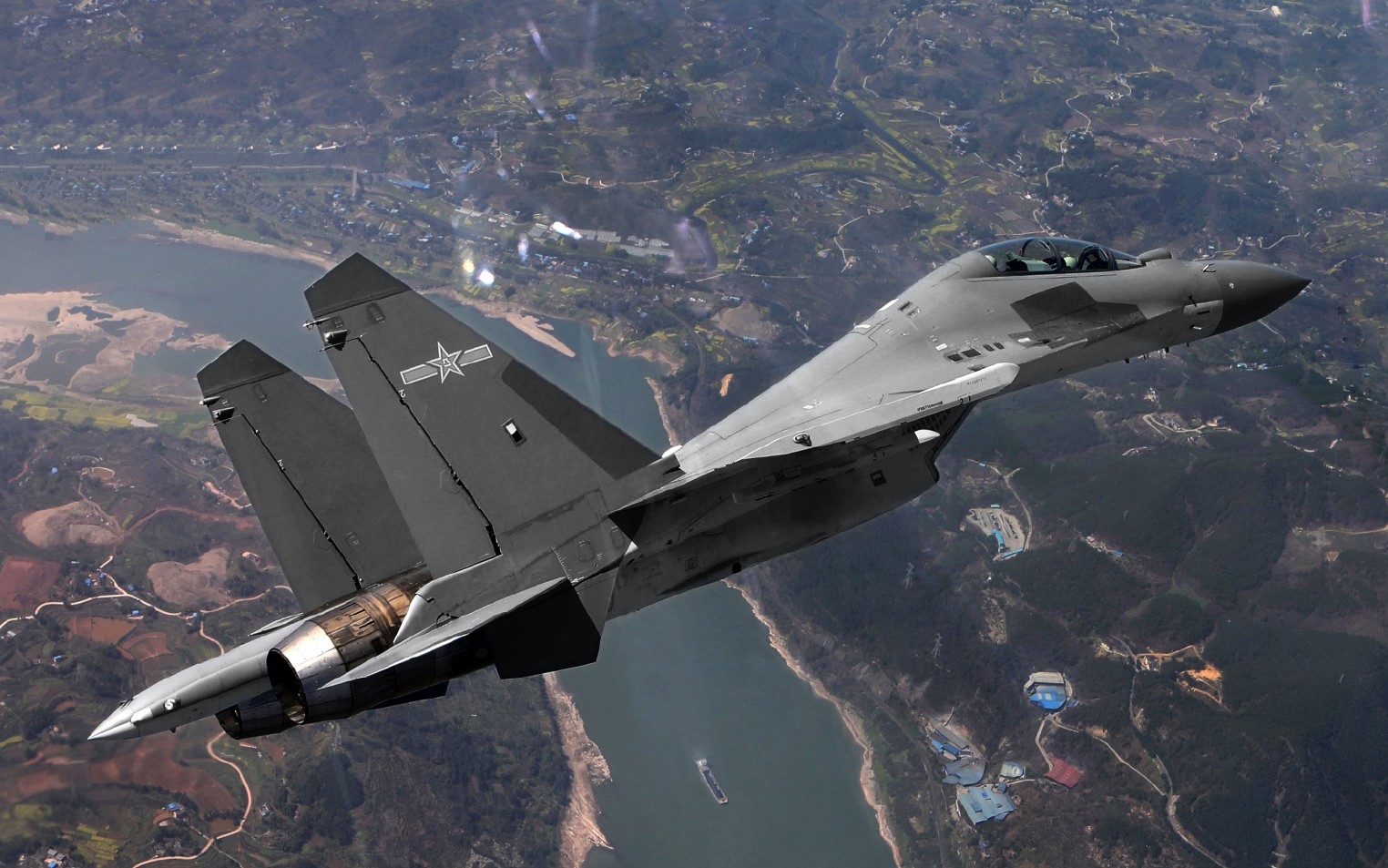 J-16是否属于重型战斗机?解析其定位与特点,J-16战斗机,定位与特点解析,是否属于重型战机?