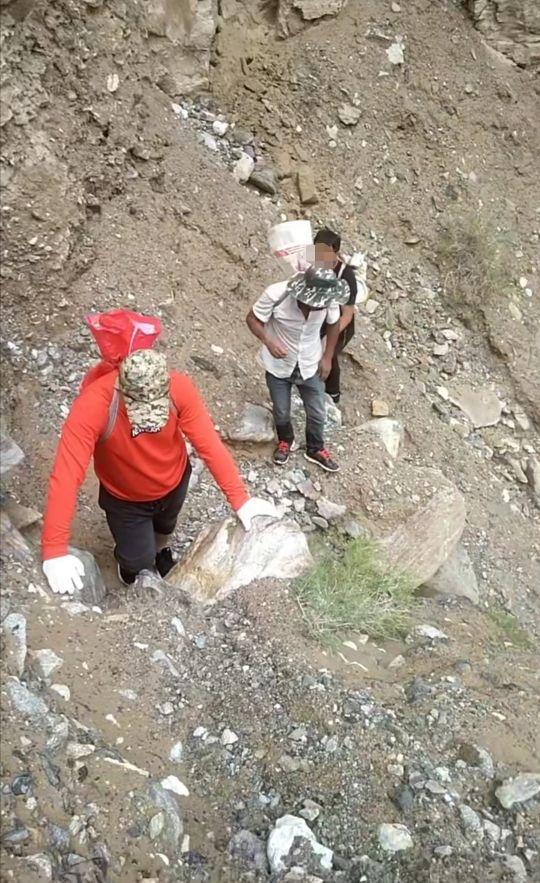 昆仑山捡玉石的视频,探寻神秘玉石之旅,昆仑山探寻神秘玉石之旅,捡玉石精彩瞬间记录