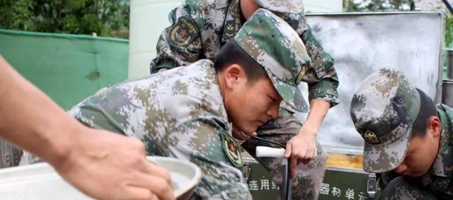 老兵遭遇硬茬新兵，挑战与反思，新兵挑战老兵，老兵遭遇新兵硬茬的反思与启示