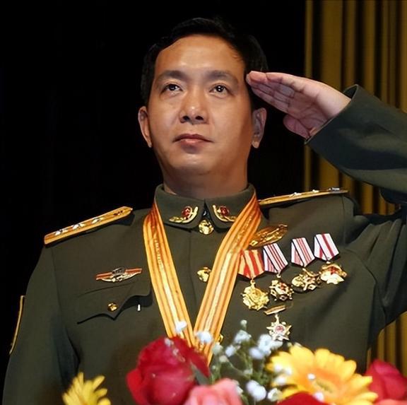 丁晓兵献花烈士，铭记英雄，传承精神，致敬英雄烈士，传承英雄精神——丁晓兵献花缅怀英雄