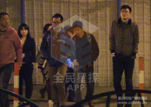 从裤子里拿出一个手榴弹,勇气与智慧的象征,勇气与智慧,从裤子里拿出手榴弹的瞬间