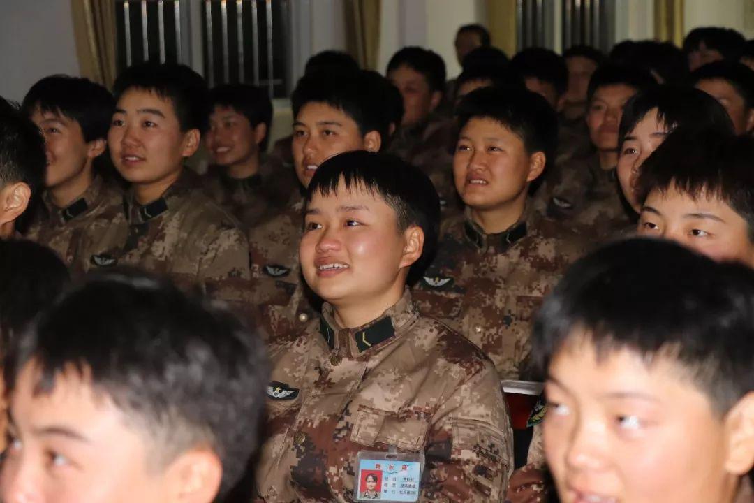 中国女兵泪洒战场的图片，背后的故事与深层含义，中国女兵的战场泪目，背后的故事与深层含义
