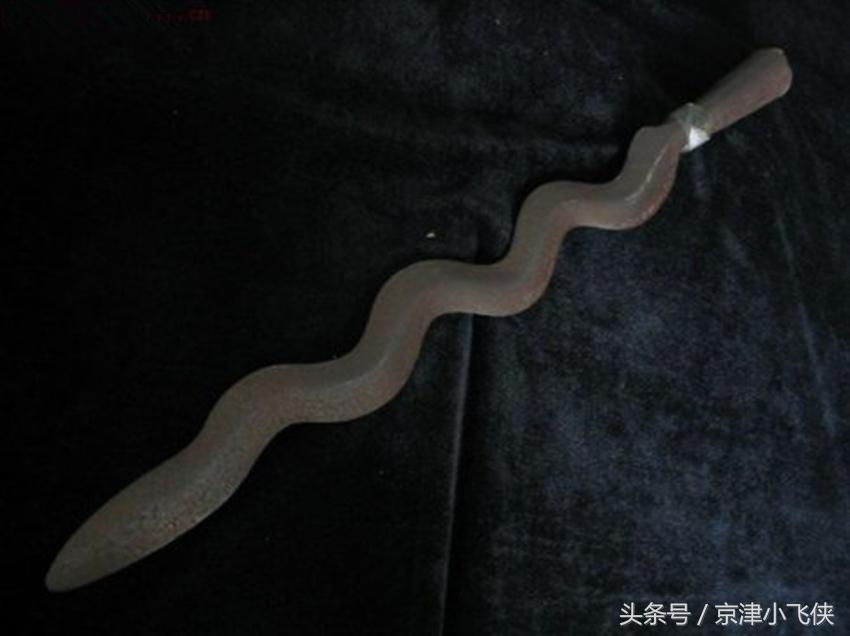 两枪胸口一枪头，悲剧背后的深思，悲剧背后的反思，枪口下的瞬间与永恒
