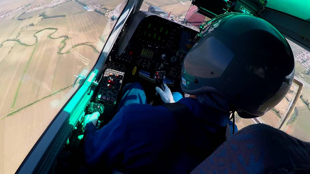 直-19驾驶舱,探索现代化武装直升机的核心区域,直-19驾驶舱,现代化武装直升机核心区域探秘