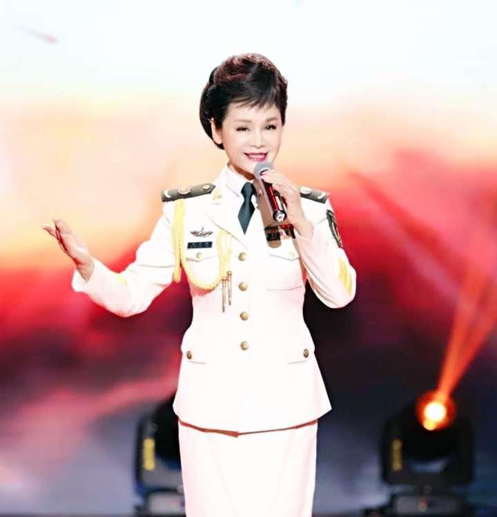 中国女兵的美丽与力量，图片中的风采展现，中国女兵的美丽与力量，风采展现的图片故事