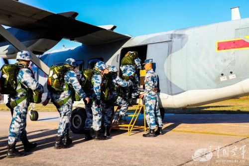 空降兵第15军马殿圣军长，英勇无畏的军事领袖，空降兵第15军军长马殿圣，英勇无畏的军事领袖