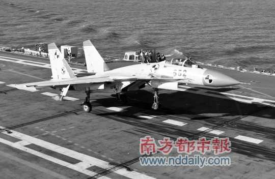 实拍歼-15夜间着舰，恐怖12秒背后的英勇与精准，实拍歼-15夜间着舰，英勇精准的恐怖12秒