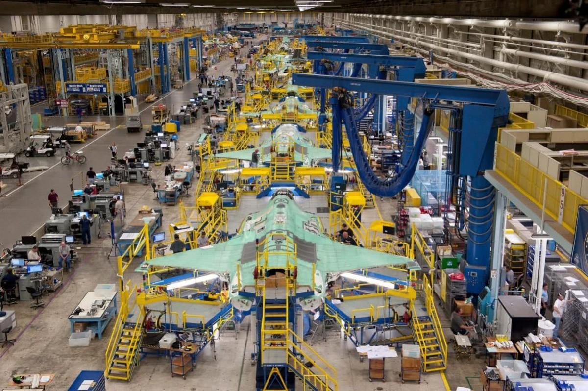 现代战舰，F-22与歼-20，究竟谁更厉害？，现代战舰对决，F-22与歼-20，谁主沉浮？