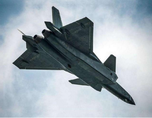 歼-20与F-22，究竟谁更胜一筹？，歼-20与F-22对决，谁更胜一筹？