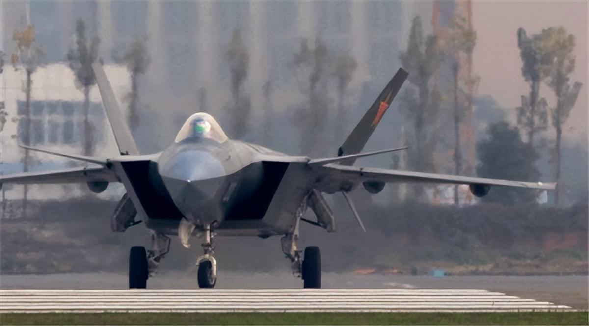 歼-20B首飞,中国空军新一代隐形战斗力的腾飞,歼-20B首飞成功,中国空军新一代隐形战斗力展翅腾飞