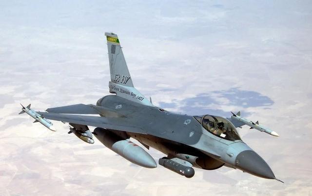 揭秘J-10战斗机的爬升率,速度与力量的完美结合,揭秘J-10战斗机,速度与力量的极致爬升表现