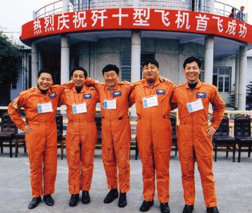 歼-10展翅翱翔，跨越七千公里的壮丽征程，歼-10跨越七千公里壮丽征程，展翅翱翔天际