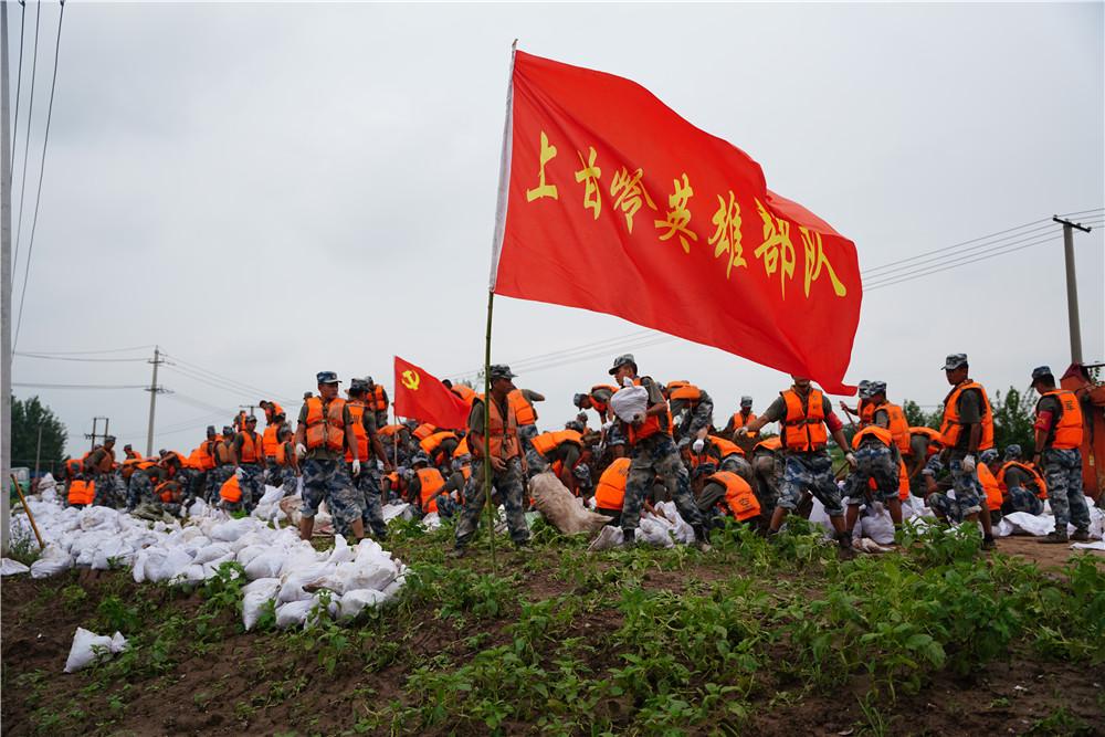 空降兵军九个旅领导的力量与担当，空降兵军九个旅领导的力量与担当，展现领导力与担当精神
