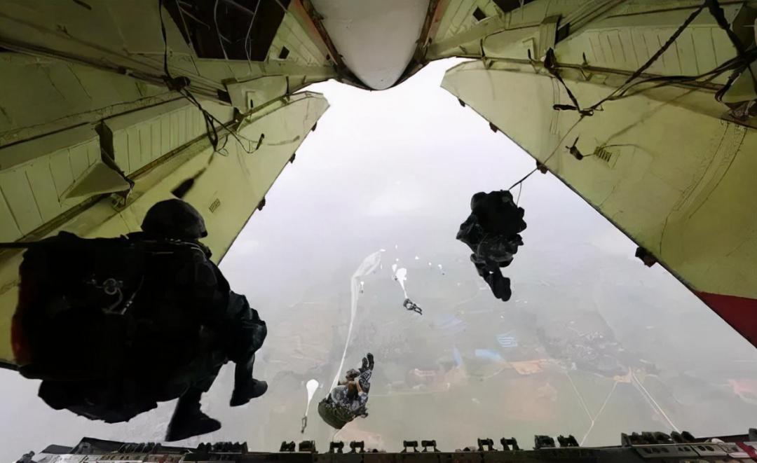 空降兵第十五军，英勇无畏，锐不可挡，空降兵第十五军，英勇无畏，锐不可挡的战斗力量
