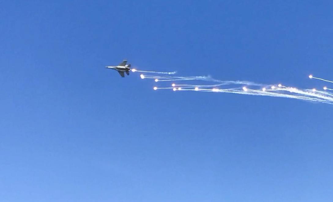 歼-15着舰，中国海军航空兵力量的崭新篇章，歼-15着舰，中国海军航空兵力量崭露头角的新篇章
