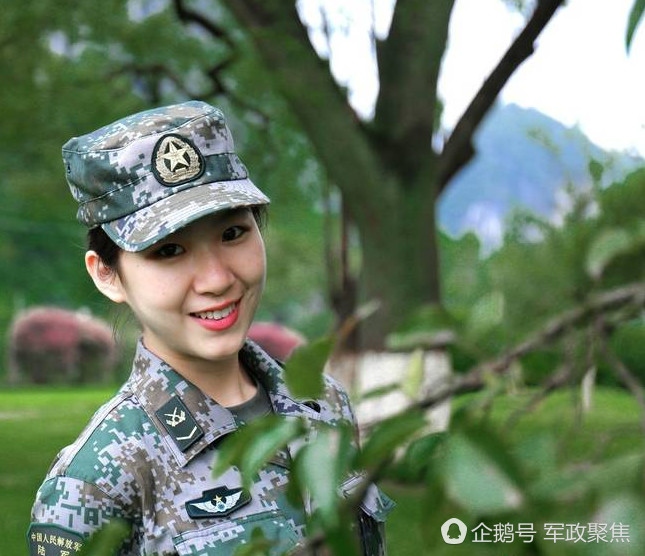中国女兵的身材照片，力量与柔美的完美结合，中国女兵，力量与柔美的完美融合风采展示