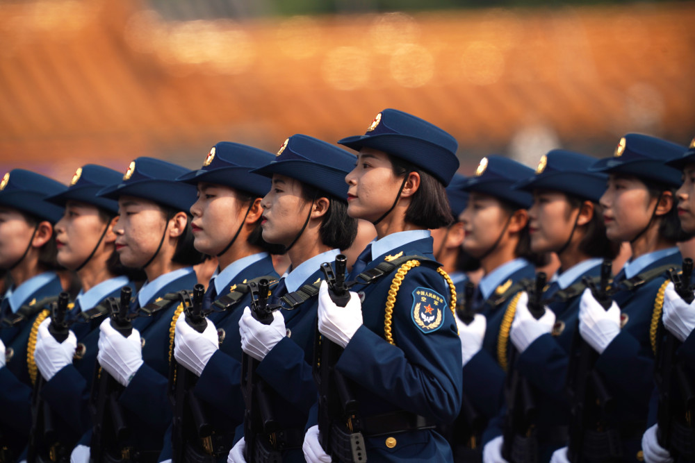 女兵方队，由352名女兵组成的荣耀阵列，荣耀女兵阵列，巾帼英雄展现风采