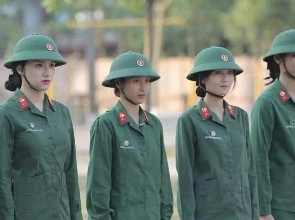 中国女兵在越南，云播中的英勇身影，中国女兵在越南云播中的英勇瞬间