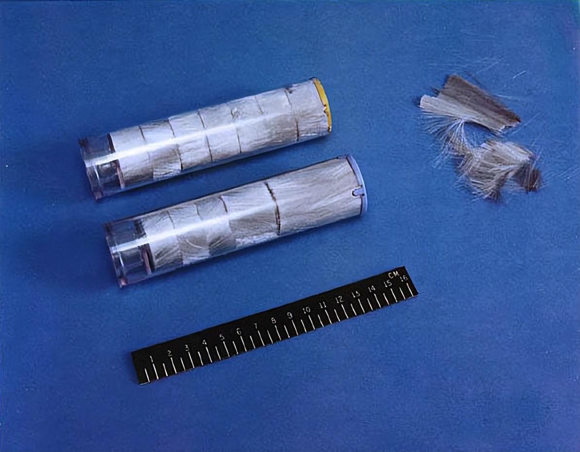 歼-16拦截P-8释放干扰弹瞬间,展现空中卫士的英勇与智慧,歼-16拦截P-8释放干扰弹,空中卫士展现英勇智慧瞬间