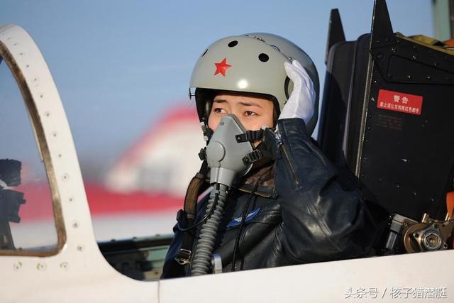 中国空军飞行员制服图片，历史、设计及其象征意义，中国空军飞行员制服，历史、设计与象征意义全解析