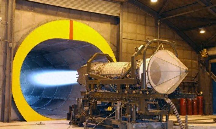 歼-20与F-22，究竟谁更强？，歼-20与F-22，谁主沉浮？空战实力大比拼！