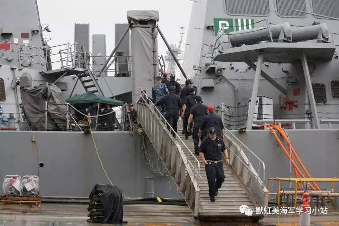 雷号驱逐舰舰长英勇救人，展现无畏勇气与崇高职责精神，雷号驱逐舰舰长英勇施救，彰显无畏勇气与职责精神