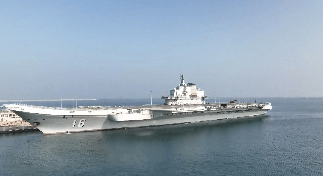 辽宁第一艘航母,中国海军新时代的里程碑,辽宁首艘航母,中国海军新时代的起航点