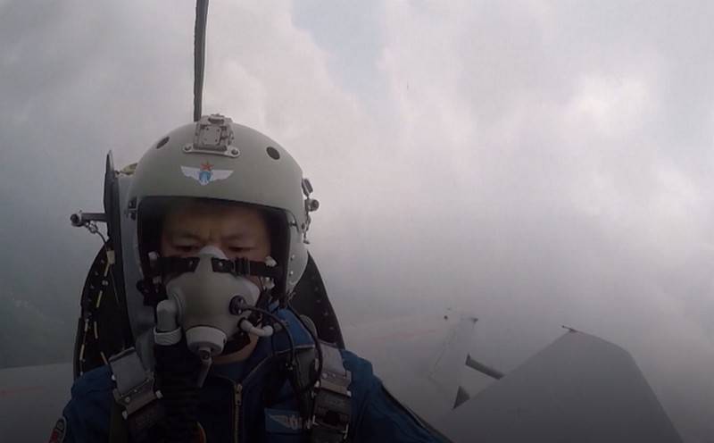 歼-10座舱盖高空爆炸事件与卢建军的英勇表现，歼-10座舱盖高空惊险瞬间，卢建军英勇表现获赞