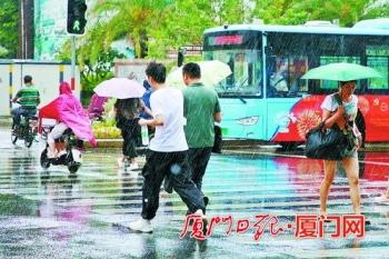 台海最新24小时消息，台风动态及其影响，台海最新动态，台风24小时消息及其影响概述