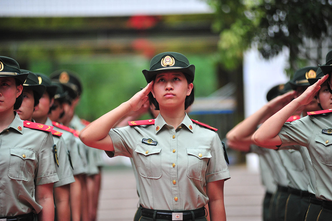 中国女兵照片集体敬礼，荣耀与力量的展现，中国女兵集体敬礼，荣耀与力量的彰显