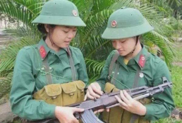 中国女兵在越南，图片背后的暴行真相，中国女兵在越南，图片揭示暴行真相