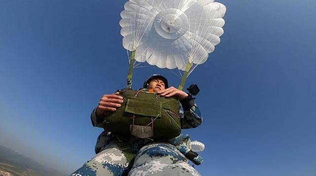 空降兵第十五军著名英雄，英勇无畏的传奇人物，传奇英雄，空降兵第十五军英勇无畏的战士风采
