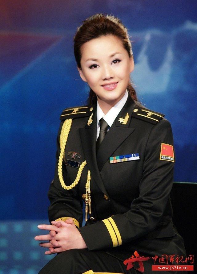 央视辞职的军事节目主持人，跨界转型与媒体变革的启示，央视军事节目主持人跨界转型，媒体变革的启示与启示