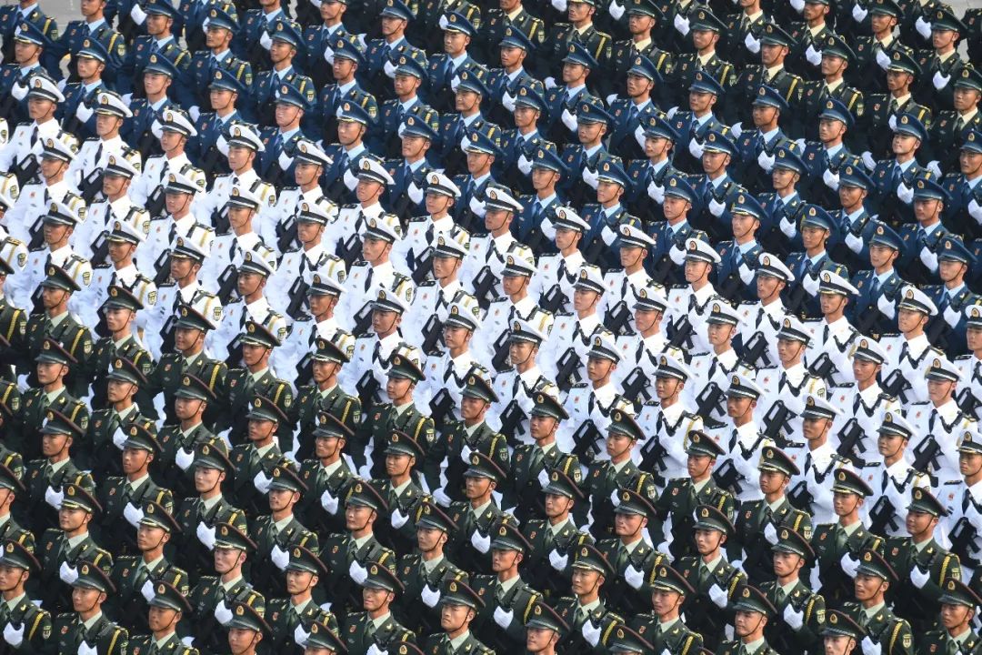 华为荣耀与国庆阅兵方队的共同荣耀——胸口的华为手机，华为荣耀与国庆阅兵方队的共同荣耀——阅兵方队佩戴华为手机亮相国庆盛典