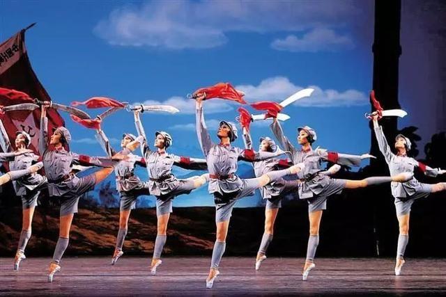 女兵进行曲军乐表演的壮丽画卷，女兵军乐表演的壮丽画卷，军乐风采与巾帼英姿展露无遗