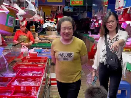 华南海鲜市场女老板照片背后的故事，华南海鲜市场女老板背后的故事揭秘