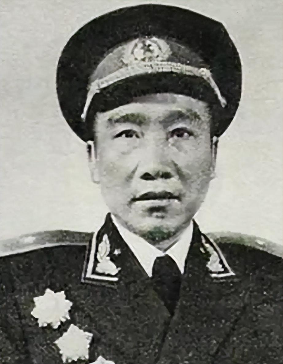 军装胸前熠熠生辉的徽章，荣耀与责任的象征，军装徽章，荣耀与责任的象征