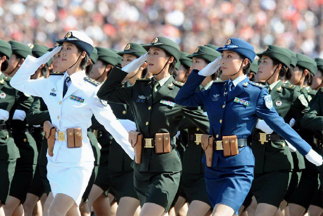 中国女兵，图片与服装的交织展现，中国女兵，图片中的服装风采展示