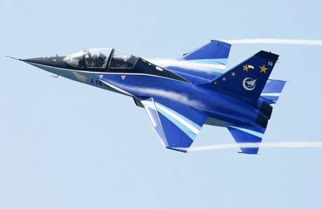 阡12战斗机，空中力量的璀璨明珠，阡12战斗机，空中璀璨明珠的力量展现