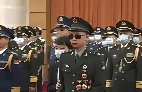 杜富国与八一勋章的荣誉等级,一位英雄军人的荣耀时刻,杜富国荣获八一勋章荣耀时刻,英雄军人的无上荣耀