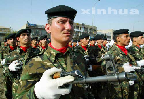 阅兵方阵里士兵们一个个全副武装的壮丽景象,阅兵方阵中的全副武装壮丽景象