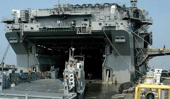 黄蜂级两栖攻击舰与075型两栖攻击舰,两大军事巨人的对决,黄蜂级与075型两栖攻击舰,军事巨人的巅峰对决