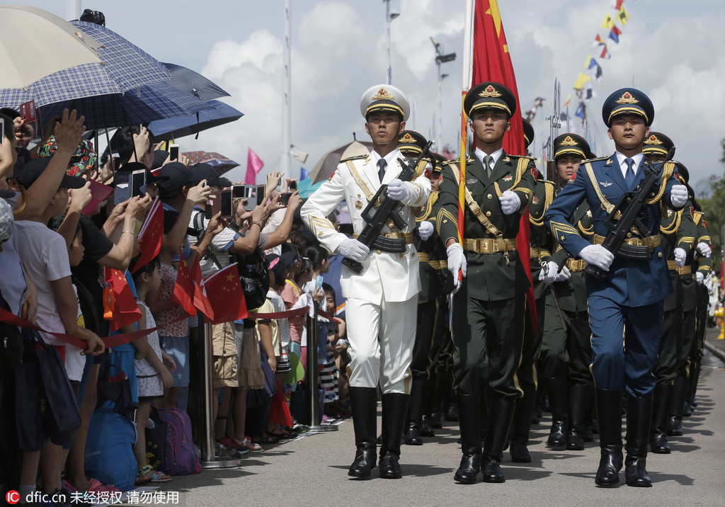 香港市民眼中的驻港阅兵,荣耀与责任的交织,香港市民眼中的驻港阅兵,荣耀与责任的辉映