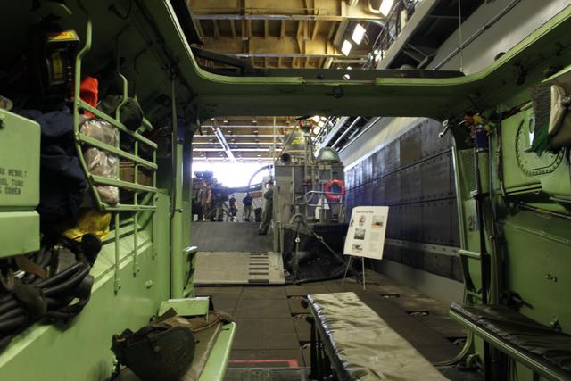 黄蜂级两栖攻击舰舰桥内部揭秘,黄蜂级两栖攻击舰舰桥内部探秘