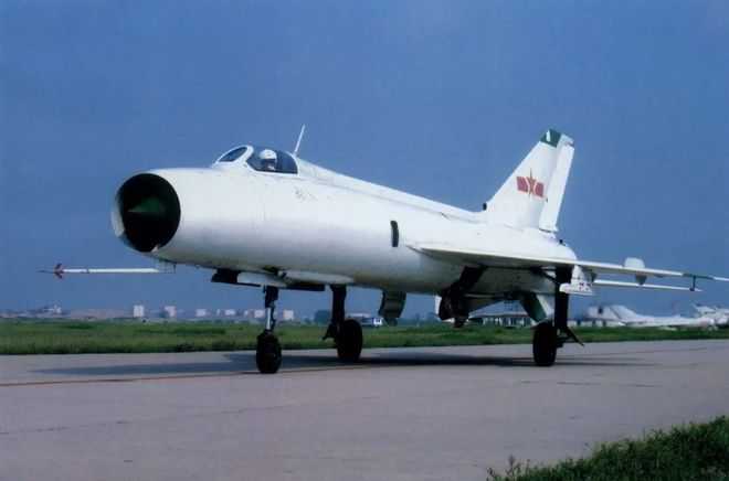 歼8战斗机的优缺点分析，歼8战斗机的优缺点深度解析