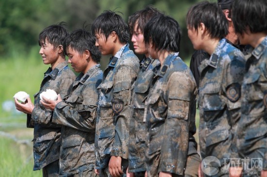 中国女兵,魔鬼周照片背后的训练故事,中国女兵魔鬼周背后的训练故事