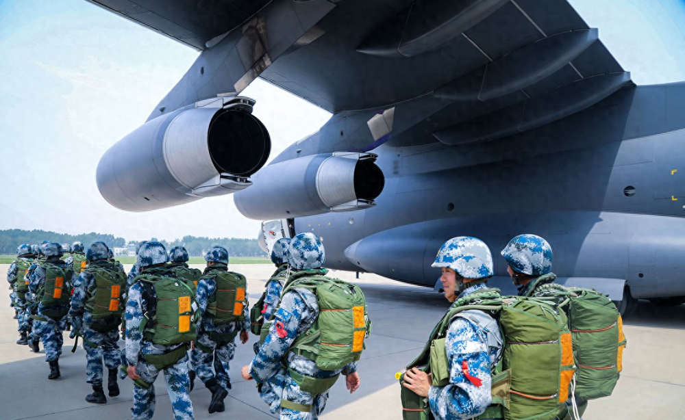 解放军第15空降军的荣耀与担当,解放军第15空降军的荣耀与担当,英勇无畏,使命至上