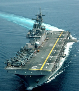 黄蜂级两栖攻击舰的性能特点,黄蜂级两栖攻击舰性能概览,强大的攻击能力与卓越的两栖特性