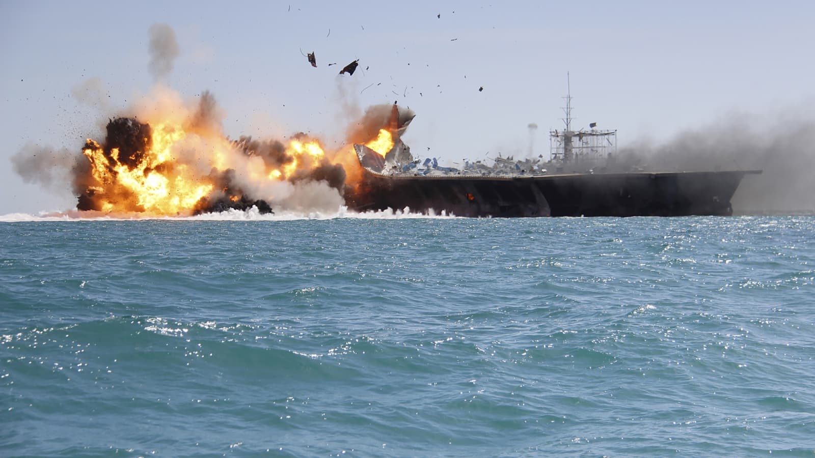 美国航空母舰遭袭击，历史与现实的交织，美国航空母舰遭袭击，历史与现实的碰撞