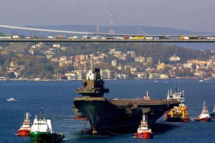 瓦良格号刚回国的样子,瓦良格号归国风采展示